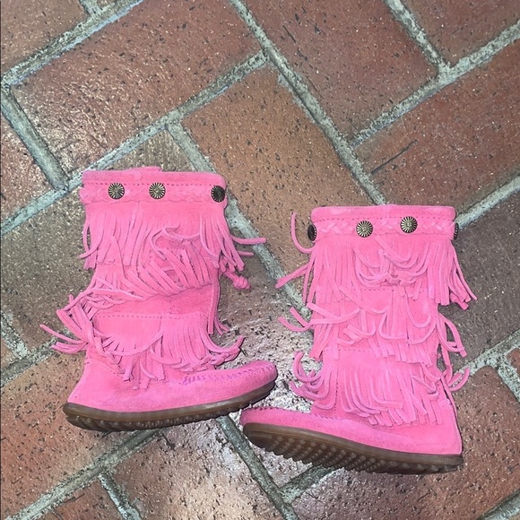 Pink Minnetonka 3 Layer Fringe Kids Boots - Picture 2 of 7